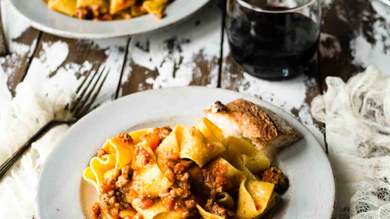 Pasta al ragù e vino rosso