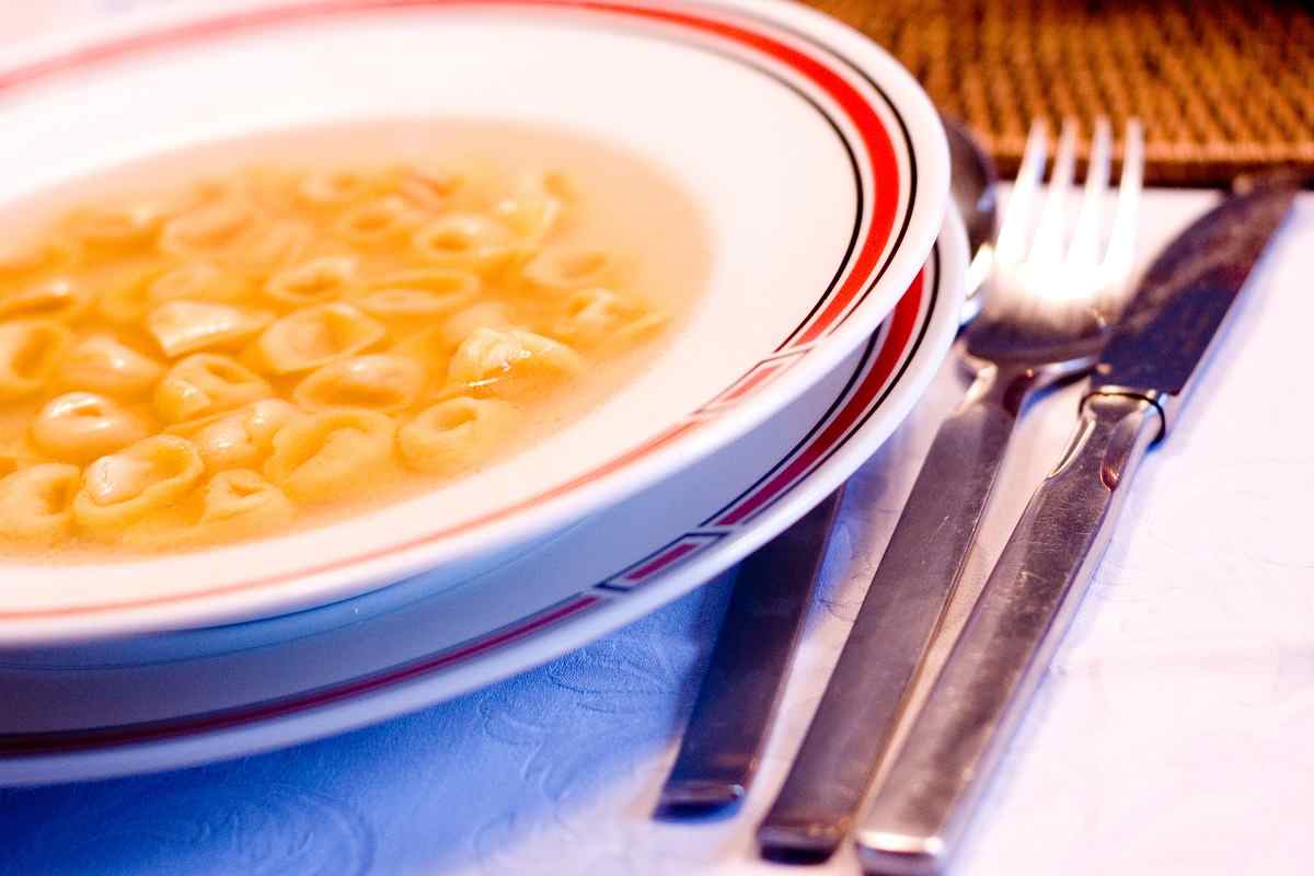 Un piatto di tortellini in brodo