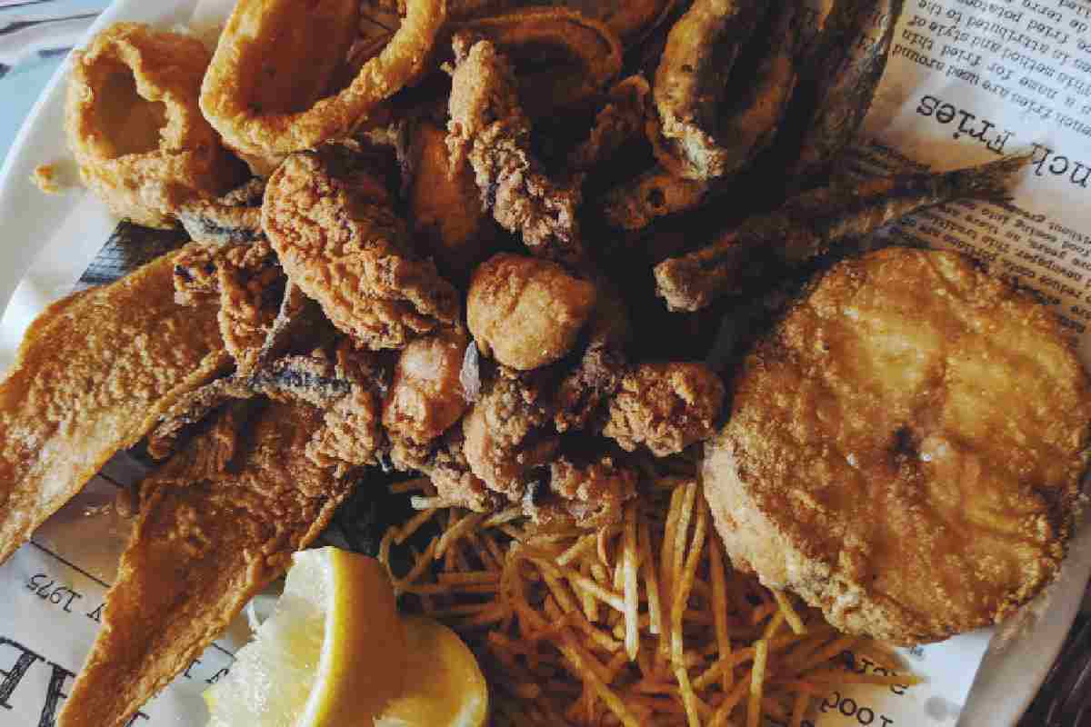 Un piatto di frittura di pesce