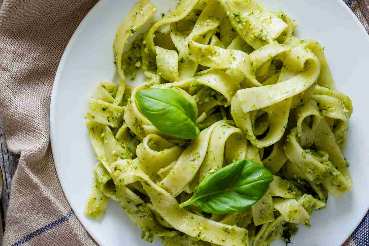 Pasta veloce cremosa con basilico