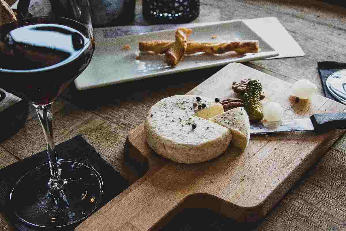 Vino e stuzzichini da aperitivo