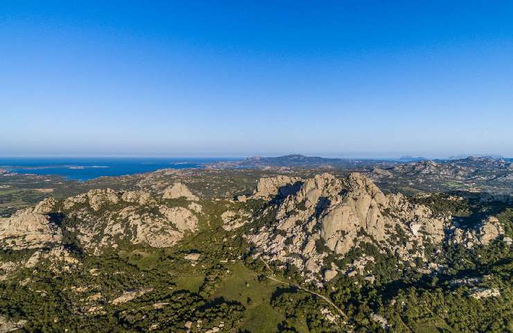 Il territorio della cantina ConcaEntosa, a Palau, in Sardegna