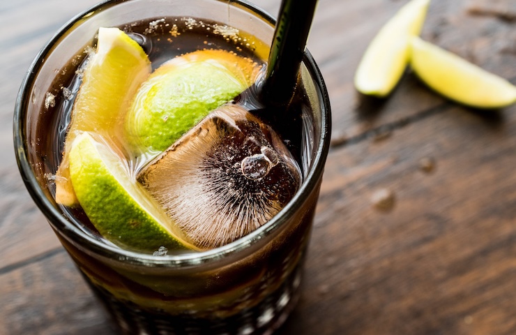 Cuba Libre, i passaggi da seguire per preparare il cocktail